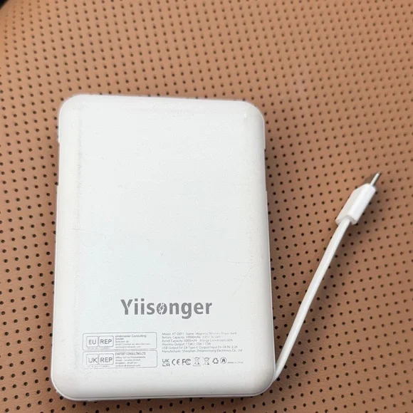 Yiisonger  Magnetic Wireless Power Bank 10000mAH - Picture 4 of 6